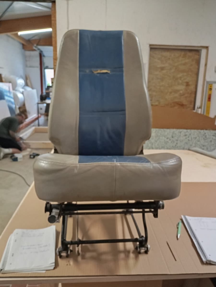 Pilotensitz mit gerissenem Bezug in Beige und Blau vor der Aufarbeitung