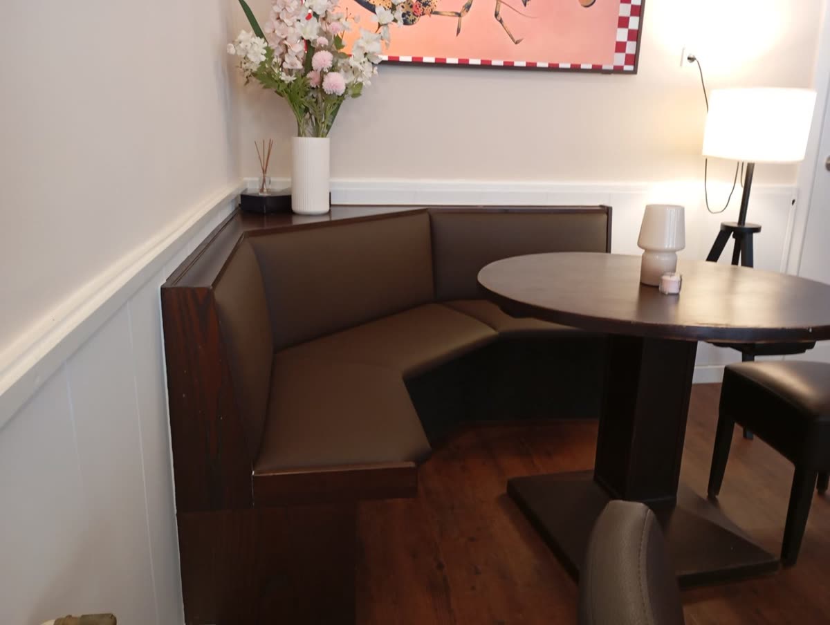 Neu bezogene Eckbank in braunem Kunstleder in einem Restaurant